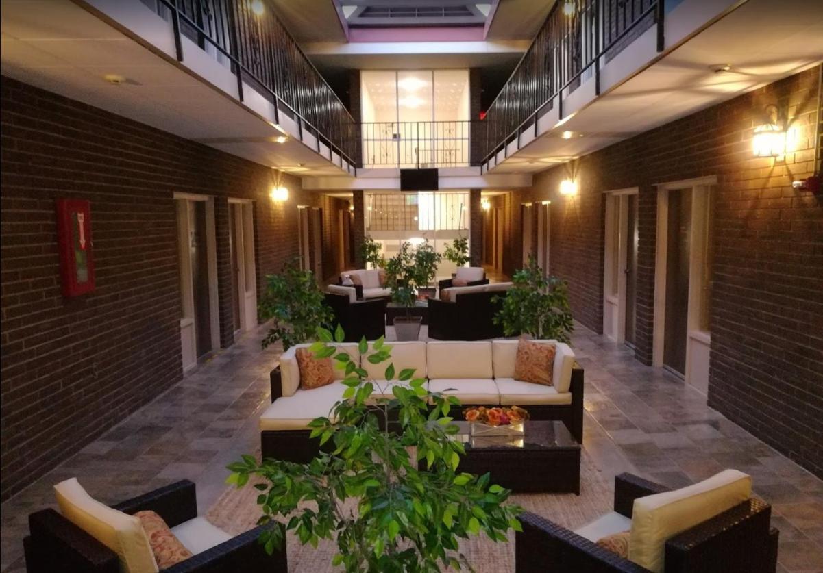 The Stables Inn & Suites Salem Bagian luar foto