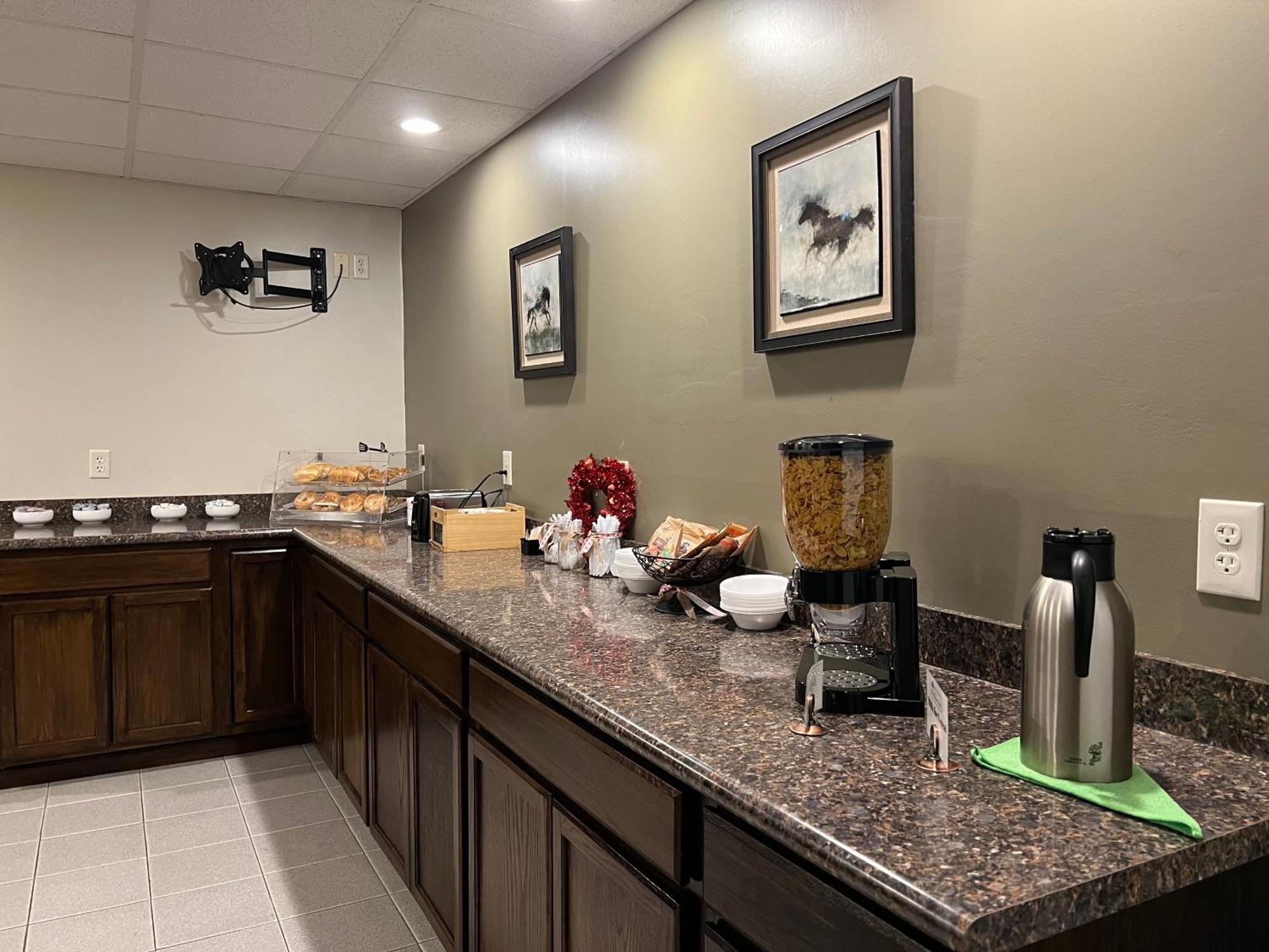 The Stables Inn & Suites Salem Bagian luar foto