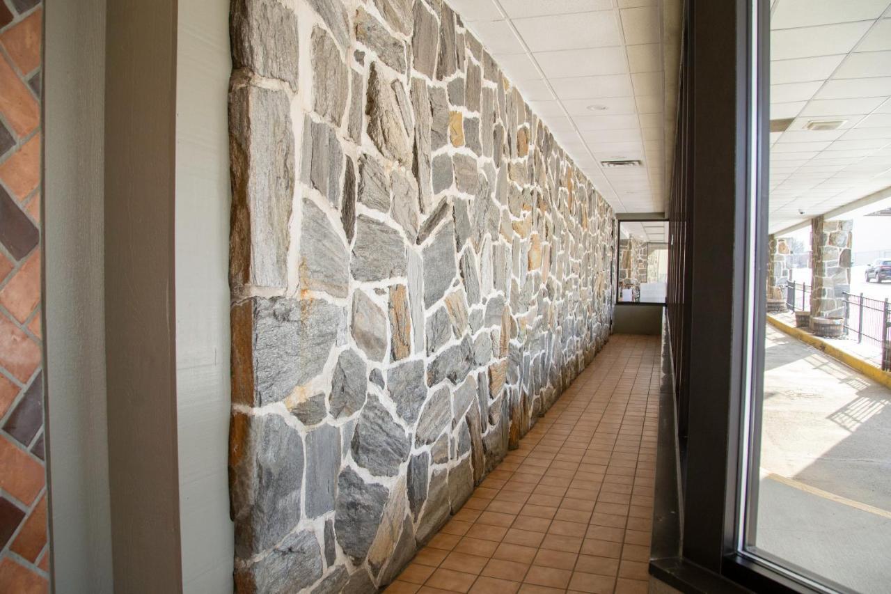 The Stables Inn & Suites Salem Bagian luar foto